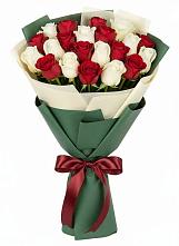 Букет Микс из красных и белых роз в Отрадное
