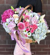 Цветочная композиция из Розы, Хризантемы, Пионы и Лизиантусы в корзине в Отрадное