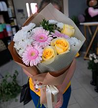 Букет цветов из:  Герберы, Розы и Хризантемы в Отрадное
