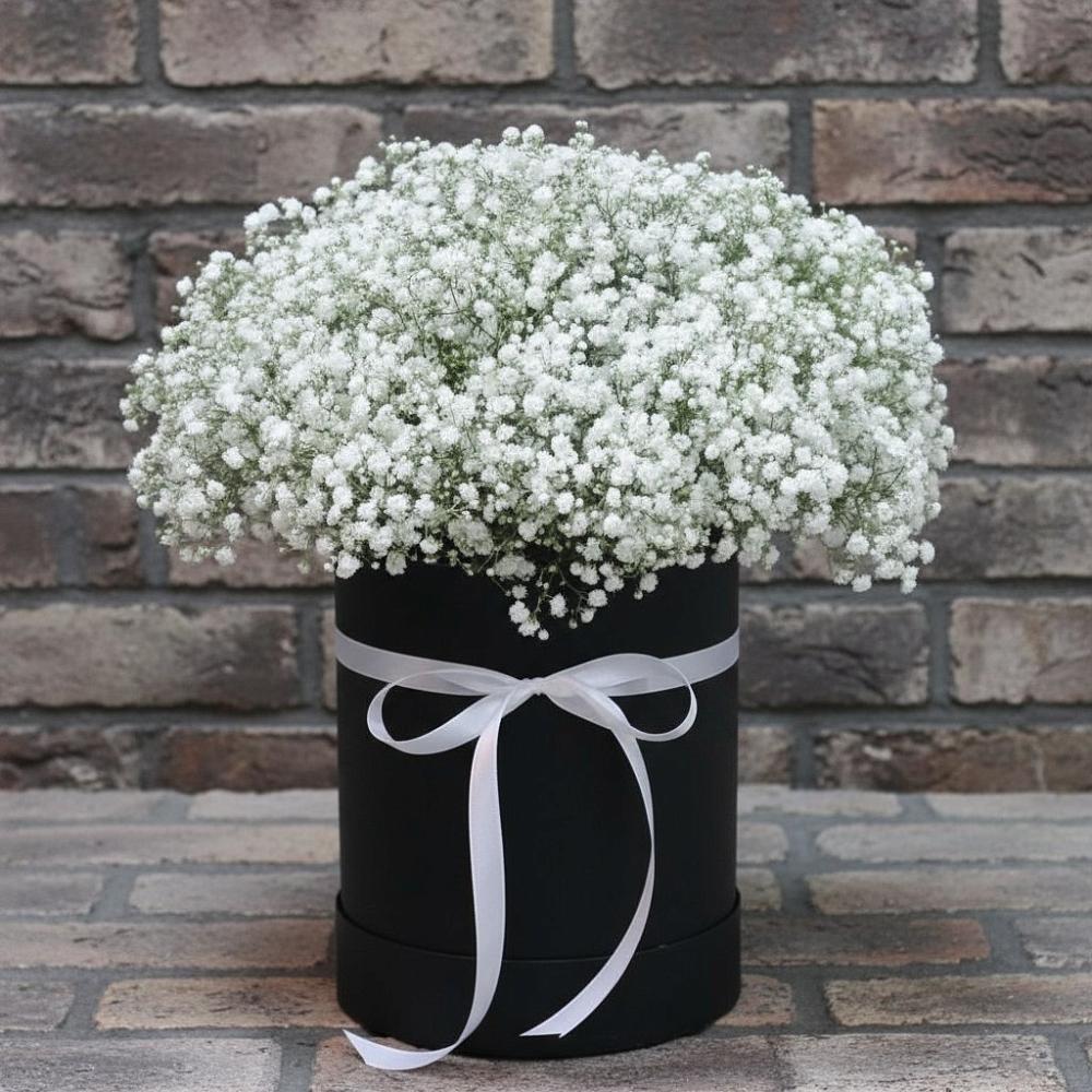 Цветочная композиция из Гипсофила в шляпной коробке в Отрадное