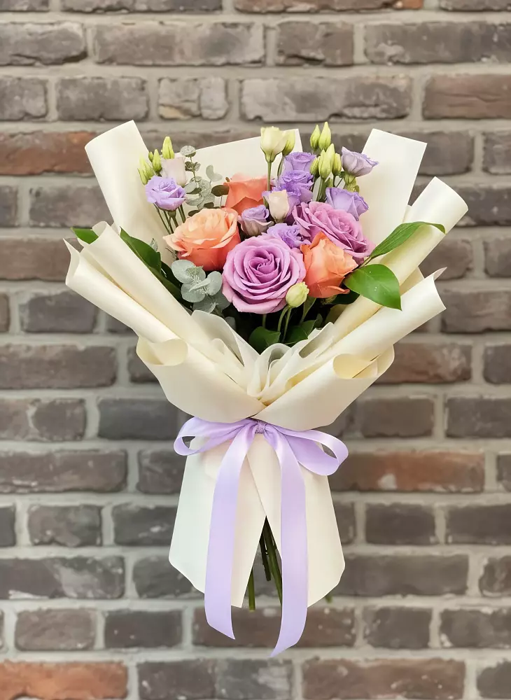 Букет цветов из: Лизиантусы и Розы в Отрадное