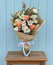 Букет цветов из:  Альстромерии, Лизиантусы, Розы и Хризантемы в Отрадное