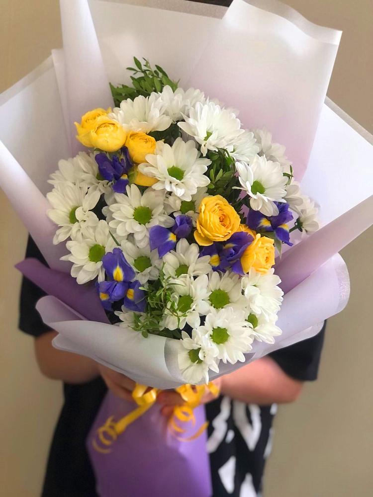 Букет цветов из: Ирисы, Хризантемы и Розы в Отрадное