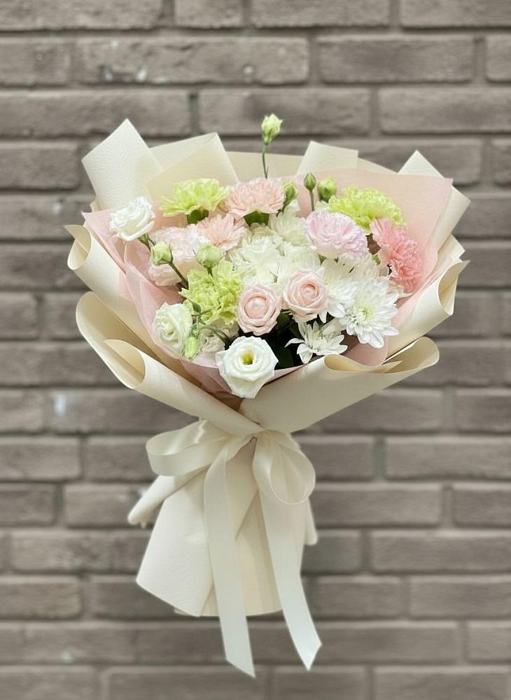 Букет цветов из: Гвоздики, Розы, Лизиантусы и Хризантемы в Отрадное