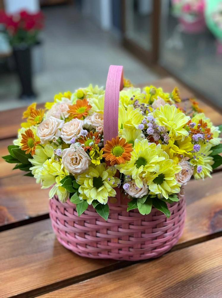 Цветочная композиция из Хризантемы и Розы в корзине в Отрадное
