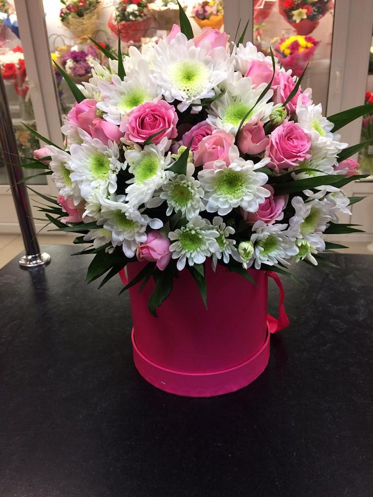 Цветочная композиция из Розы и Хризантемы в шляпной коробке в Отрадное