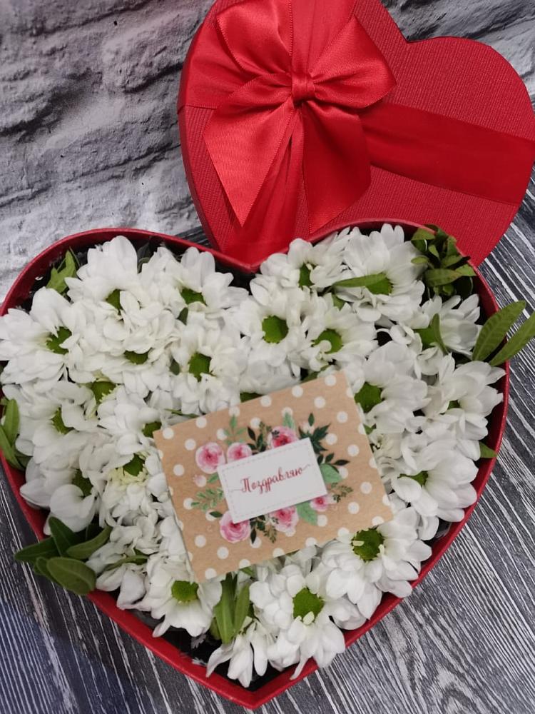 Цветочная композиция из Хризантемы в виде сердца в Отрадное