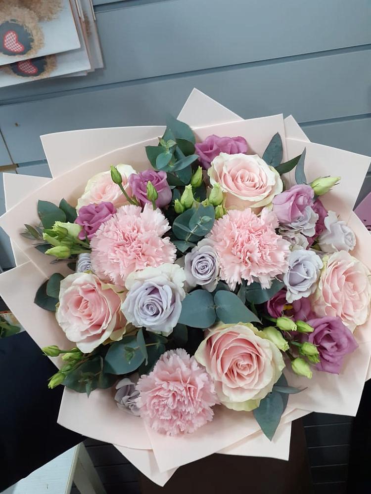 Букет цветов из: Розы, Гвоздики и Лизиантусы в Отрадное