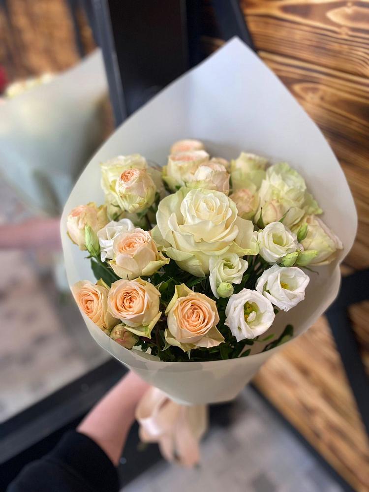 Букет цветов из: Розы и Лизиантусы в Отрадное